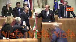 Carlo Verdone restituisce la fascia tricolore a Gualtieri dopo la giornata da Sindaco di Roma