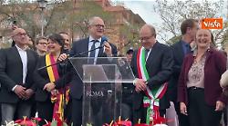 Verdone "sindaco per un giorno" inaugura area giochi a Villa Gordiani e pianta albero con Gualtieri