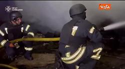 Nuovo attacco russo con droni e missili a Kiev. In fiamme edifici residenziali