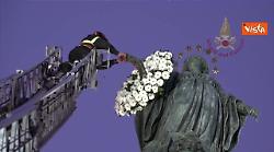 Omaggio per l'Immacolata dei Vigili del Fuoco a Roma, corona di fiori su statua a Piazza di Spagna