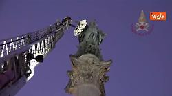 Il tradizionale omaggio dei Vigili del Fuoco alla Madonna a piazza di Spagna con la corona di fiori