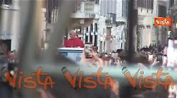 Papa Leone XIV lascia Piazza Mignanello in papamobile dopo l'omaggio all'Immacolata