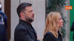 Zelensky canta inno ucraino durante onori militari a Palazzo Chigi con Giorgia Meloni