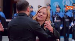 Zelensky a Palazzo Chigi, abbraccio e stretta di mano con Meloni al suo arrivo
