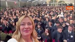 Il selfie di Meloni sul palco di Atreju con il pubblico: Ben accompagnata