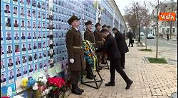 Zelensky e il Primo Ministro del Portogallo rendono omaggio a Muro Memoria dei caduti di Kiev