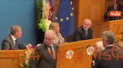 Meloni arriva alla conferenza stampa di inizio anno