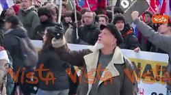 Corteo pro Maduro a Roma sfila verso l'Ambasciata Usa con le bandiere Venezuelane