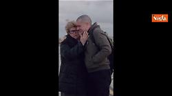 Trentini abbraccia la mamma, Burl&ograve; i figli. Il rientro in Italia dopo la liberazione dal Venezuela