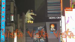 La Testa di Godzilla spunta dal palazzo del Toho Cinemas, a Tokyo
