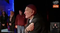 Giorno Memoria, Sami Modiano e il suo abbraccio agli studenti romani sul palco del Teatro Vascello