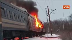 Guerra in Ucraina, droni russi colpiscono un treno passeggeri vicino a Kharkiv