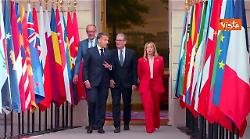 Meloni arriva a Parigi per vertice su Hormuz, l'abbraccio con Macron