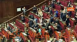 Appalusi e abbracci per Elly Schlein a termine di suo intervento su Decreto Sicurezza in Aula Camera