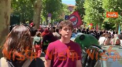 Tamburi e striscione 'Buon Venticinque aprile' al corteo del 25 aprile a Roma