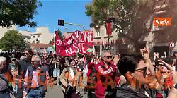 'Contro guerre e fascismo, resistenza', lo striscione alla manifestazione del 25 aprile a Roma