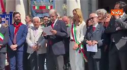 Bucci (Liguria) contestato durante celebrazioni del 25 aprile (da una parte della piazza) a Genova