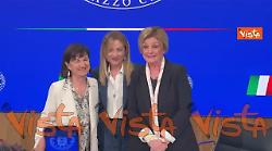 Meloni ai cronisti al termine della conferenza stampa: 'Vi ringrazio e arrivederci' e batte le mani