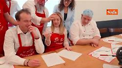 Meloni indossa il grembiule di PizzAut, durante la visita al ristorante di Monza per il Primo Maggio