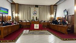 "Fascisti!" in Consiglio comunale: "Inaccettabile, dimissioni subito". "No, visione parziale dei fatti"