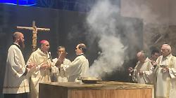 Centinaia di fedeli alla comunit&agrave; monastica di Siloe per la dedicazione della nuova chiesa