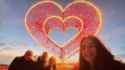 Un battito di luce sulle mura: il regalo che unisce il paese in un abbraccio collettivo