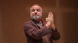 Il giullare Ugo Dighero sbarca in paese: una serata evento nel segno del San Francesco di Dario Fo