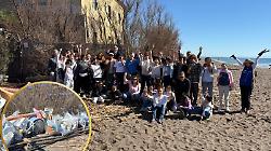 Litorale libero dai rifiuti: la spiaggia di Macchiatonda ora &egrave; pi&ugrave; pulita