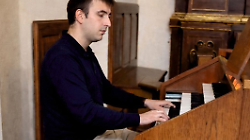 Va 15 volte al pronto soccorso e regala una canzone a chi lo cura: la storia dello studente che commuove la Maremma