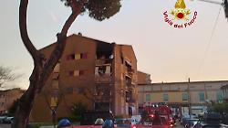 Casa in fiamme nella notte: donna ferita, palazzo evacuato