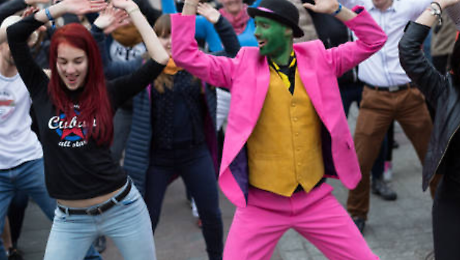 In piazza va in scena il flash mob in stile anni '80: ecco come partecipare