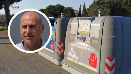 Cassonetti dei rifiuti e assessore Ivan Poccia