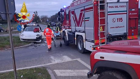 Schianto frontale vicino alla quattro corsie, l'intervento dei Vigili del fuoco
