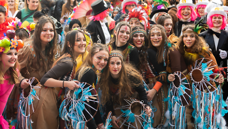Il borgo che balla: tutti in maschera per il Carnevale 2026 tra storia e dj set a Pitigliano