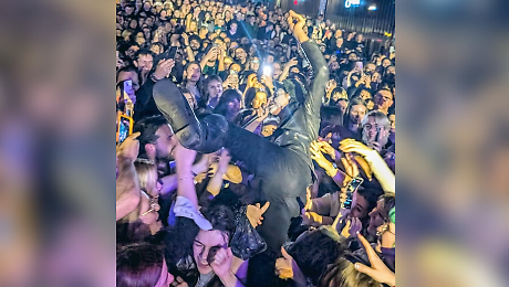 Lucio Corsi nel cuore d'Europa: a Bruxelles con il suo tour europeo