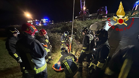 Schianto al buio sull'Aurelia: i Vigili del fuoco calano la barella dall'alto