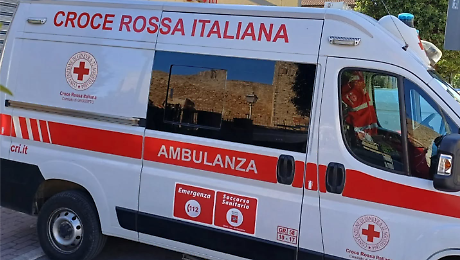Scontro auto-bici: paura per una ciclista di 34 anni