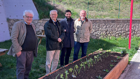 Dalla lavagna alla terra: in paese nasce l&rsquo;orto didattico biologico dove i bambini coltivano il futuro
