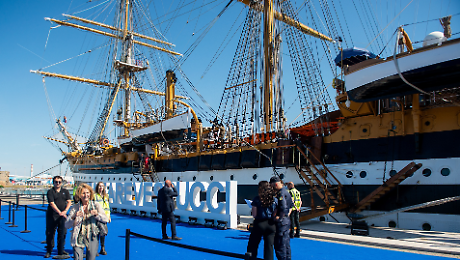Amerigo Vespucci, 95 anni di storia: brindisi sull'Argentario per la nave pi&ugrave; bella del mondo