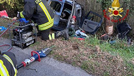 Schianto all'alba: uomo intrappolato tra le lamiere