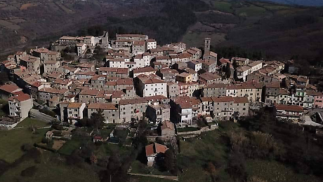 Il paese rivoluziona i rifiuti: arrivano nuovi cassonetti e il vetro separato, un incontro per illustrarlo