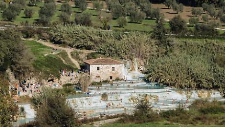 Cascate del Mulino, riapre l&rsquo;area di sosta: Saturnia si prepara per la stagione turistica