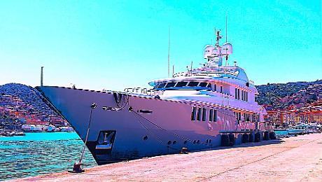 Il Rose Pigre apre la danza dei giganti sul mare: ecco il primo superyacht della stagione