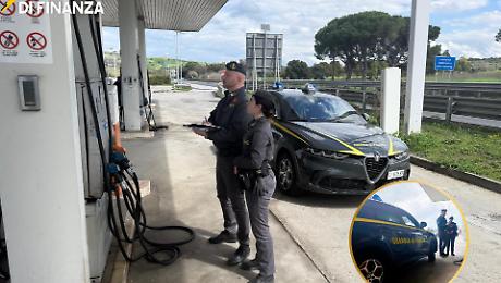 Blitz della Finanza nei distributori di benzina: sequestrate nove pistole erogatrici
