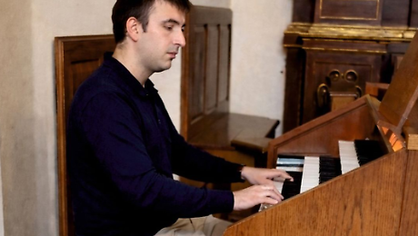 Va 15 volte al pronto soccorso e regala una canzone a chi lo cura: la storia dello studente che commuove la Maremma