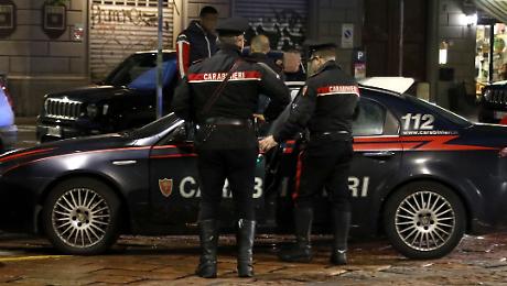 La figlia non risponde e chiama i carabinieri: la trovano a casa con il compagno e la droga