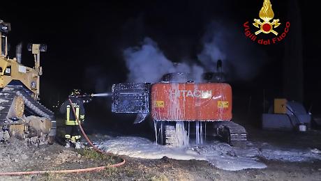 Incendio nell'azienda agricola: quattro mezzi carbonizzati, si cercano le cause