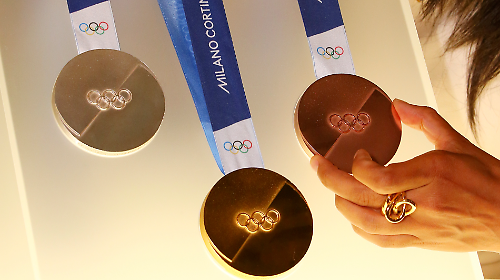 Milano-Cortina, quanti soldi guadagna chi vince le medaglie delle Olimpiadi invernali: il confronto tra l'Italia e il mondo