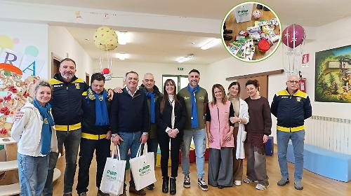 Spietata in campo e generosa fuori: i regali della Disperata ai bambini