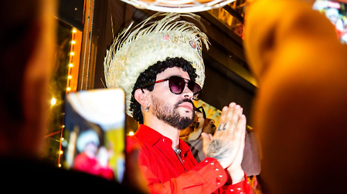 Il sosia di Bad Bunny incoronato a San Francisco e la folla impazzisce